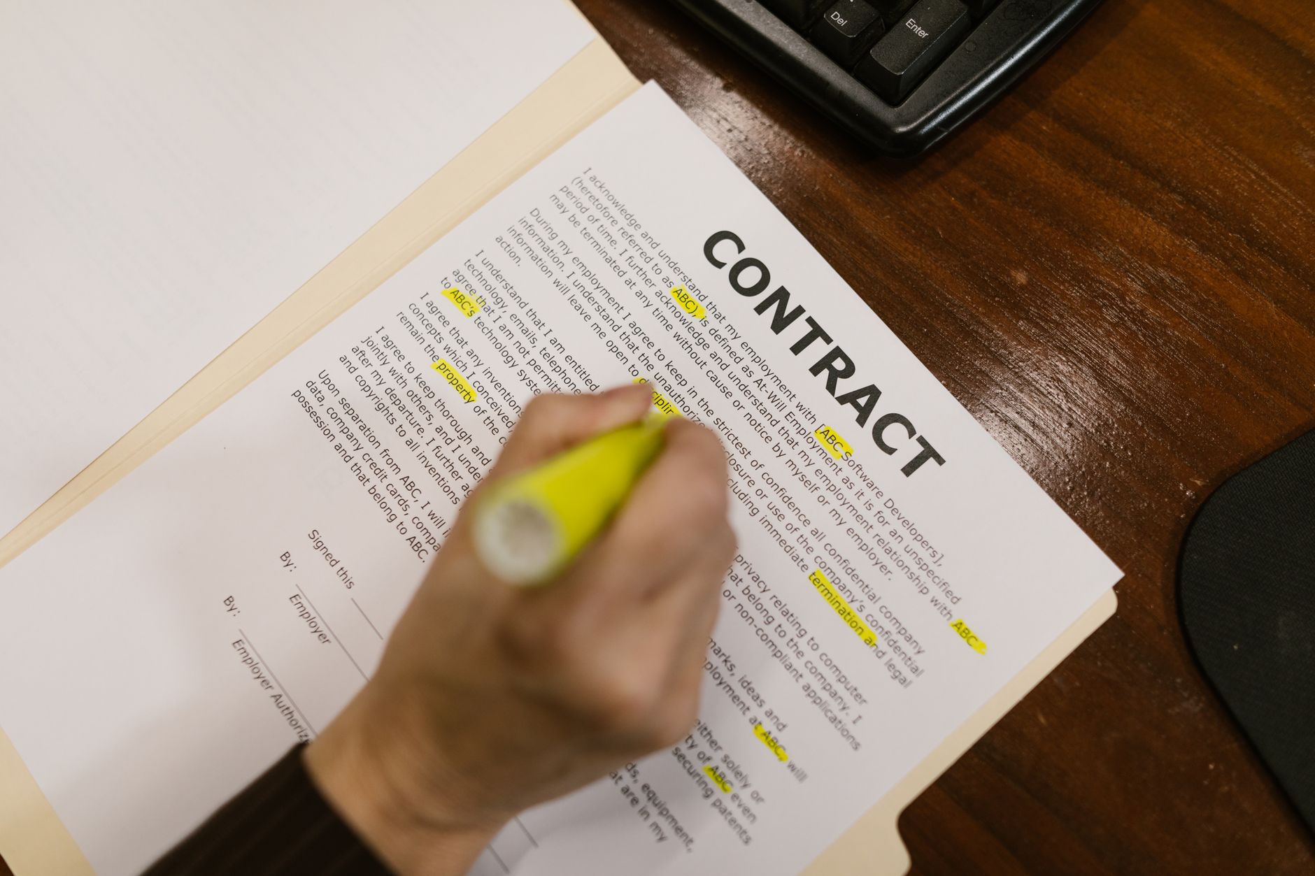 Acheter une solution IA : les clauses contractuelles à ne pas laisser passer